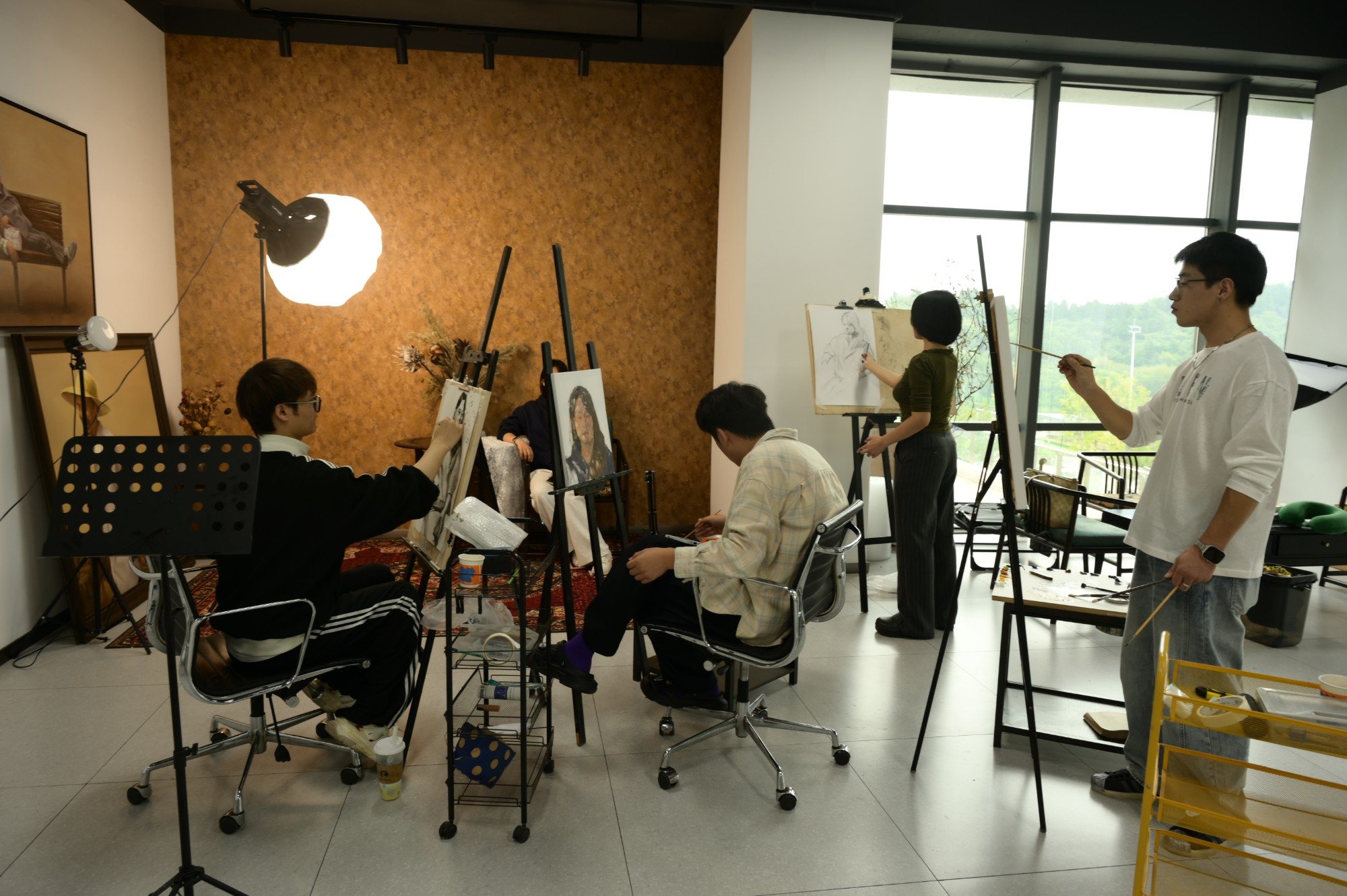 筑山画室,学员围着模特写生
